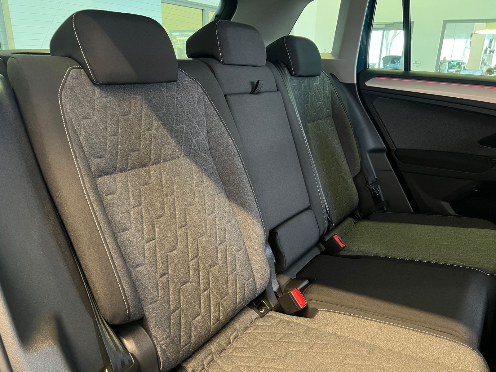 Fahrzeugabbildung Volkswagen Tiguan MOVE 1.5 TSI DSG *AHK, LED, Navi, 18"-LM*