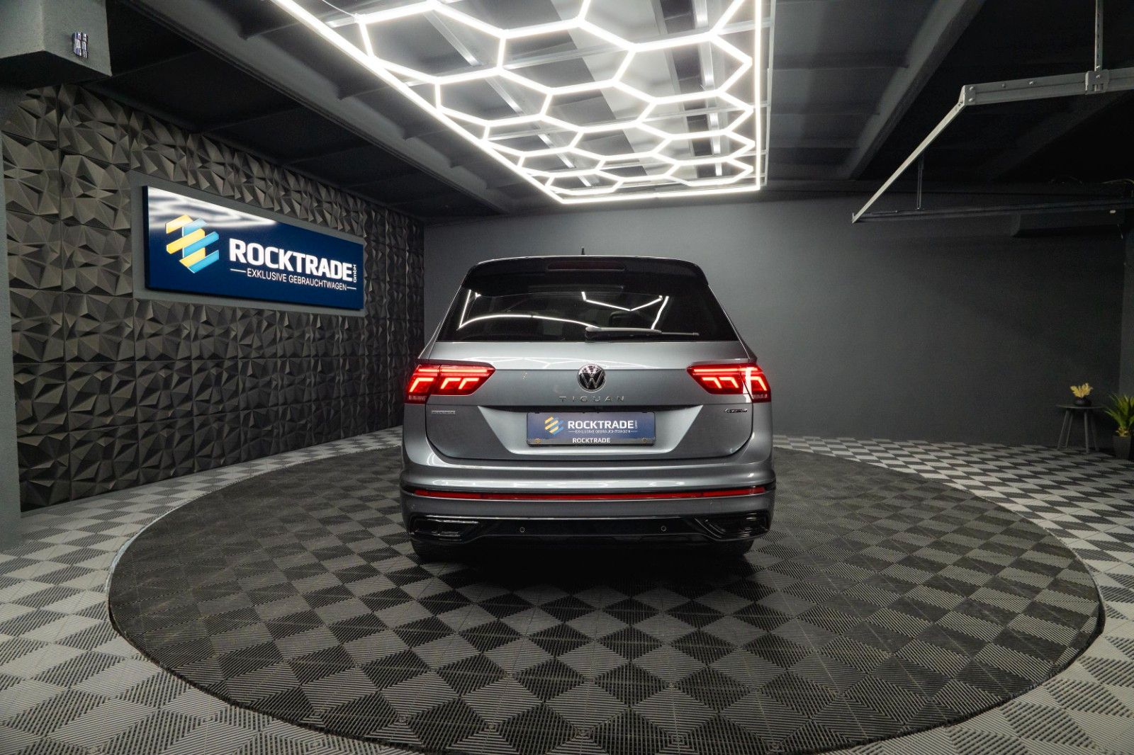 Fahrzeugabbildung Volkswagen Tiguan Allspace R-Line 4Motion HUD | PANO | ACC