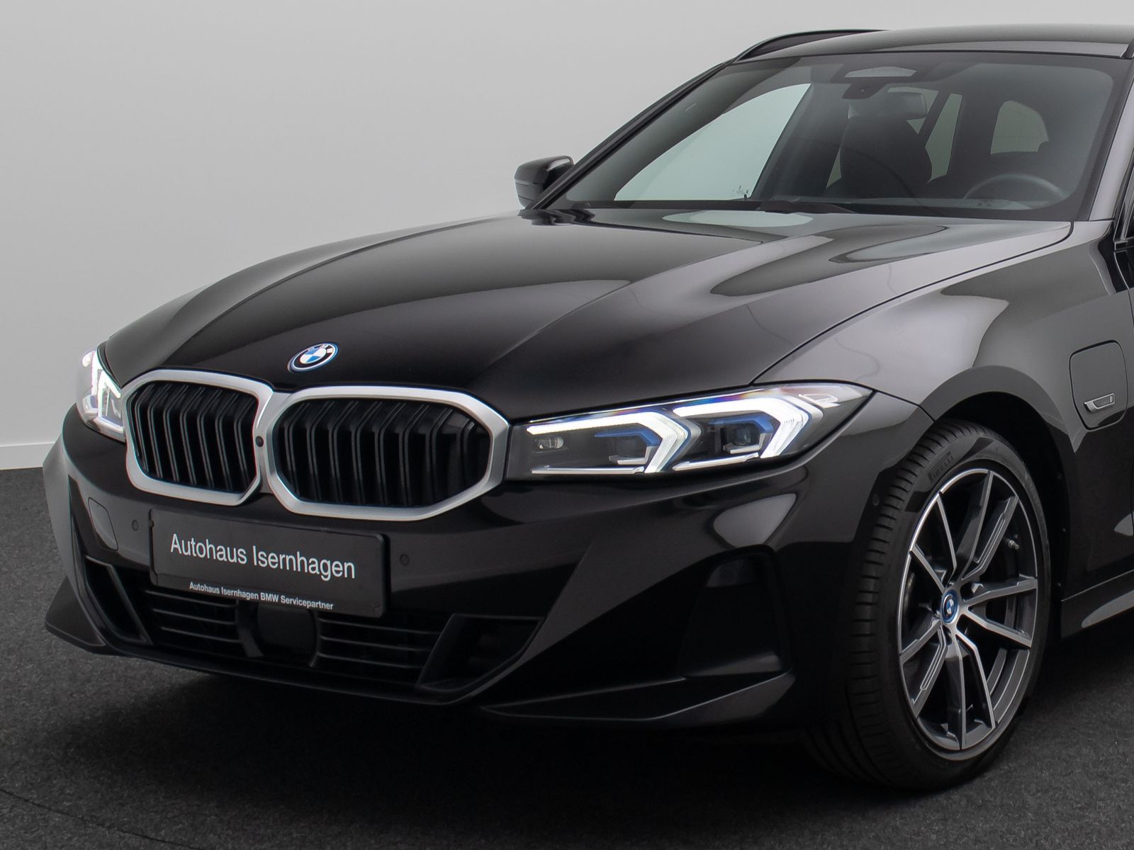 Fahrzeugabbildung BMW 330e 360&deg;HUD DAB HiFi Lnkrhzg ACC Komfort Sport