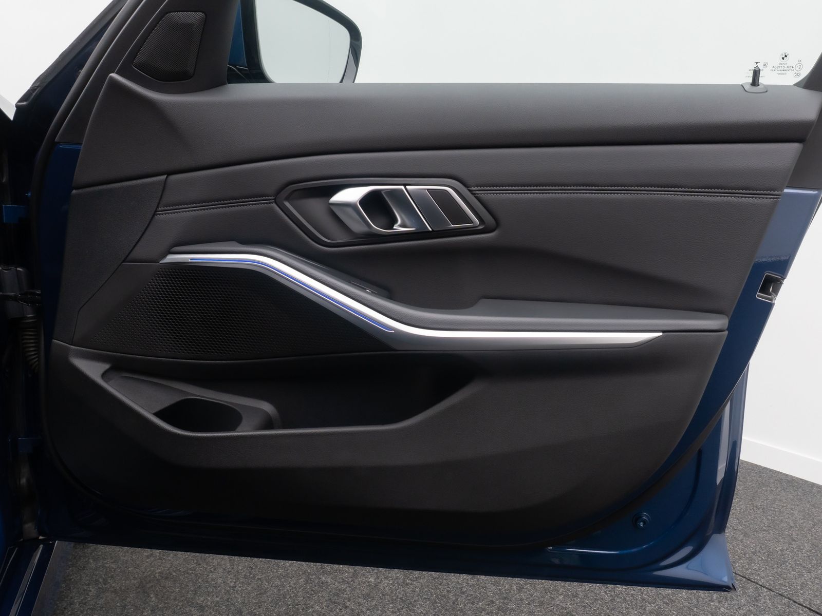 Fahrzeugabbildung BMW 320d SportLine Alarm DAB HiFi Komfort Kamera 18"