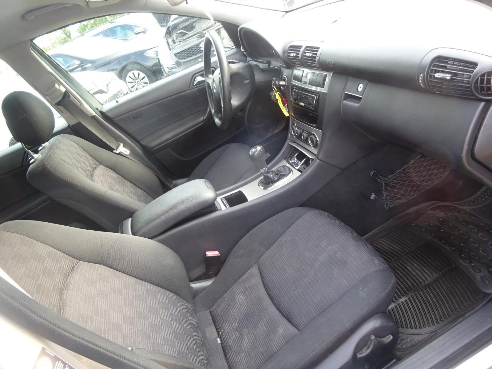 Mercedes-Benz C220 2005 — photo 11