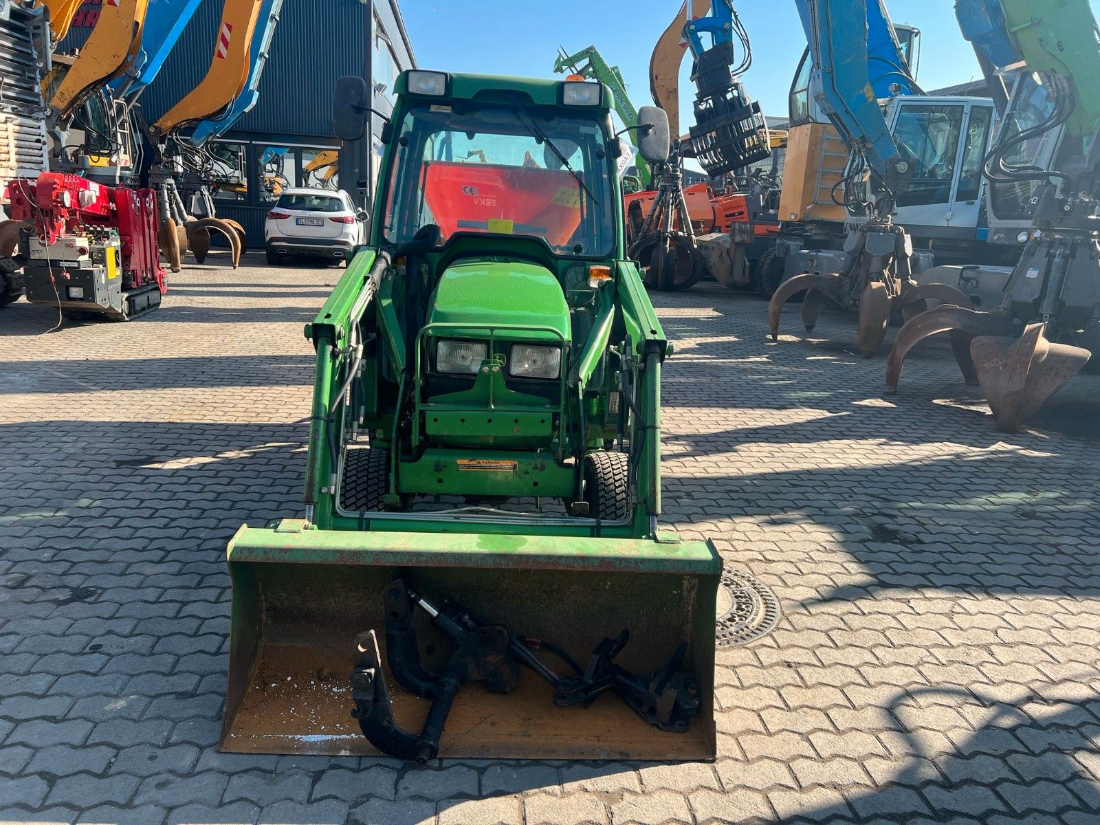 Fahrzeugabbildung John Deere 4010 / Allrad / Frontlader / Salzstreuer /