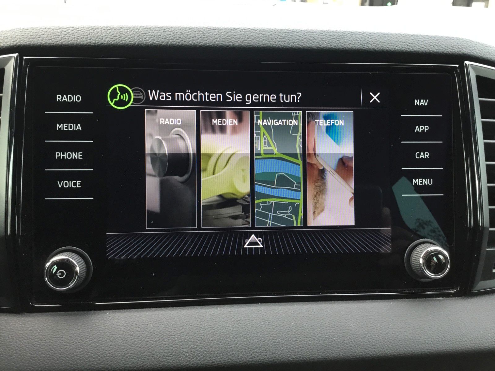 Fahrzeugabbildung SKODA Karoq 2.0l TDI DSG 4x4 SPORTLINE+AHK+18"+Kamera