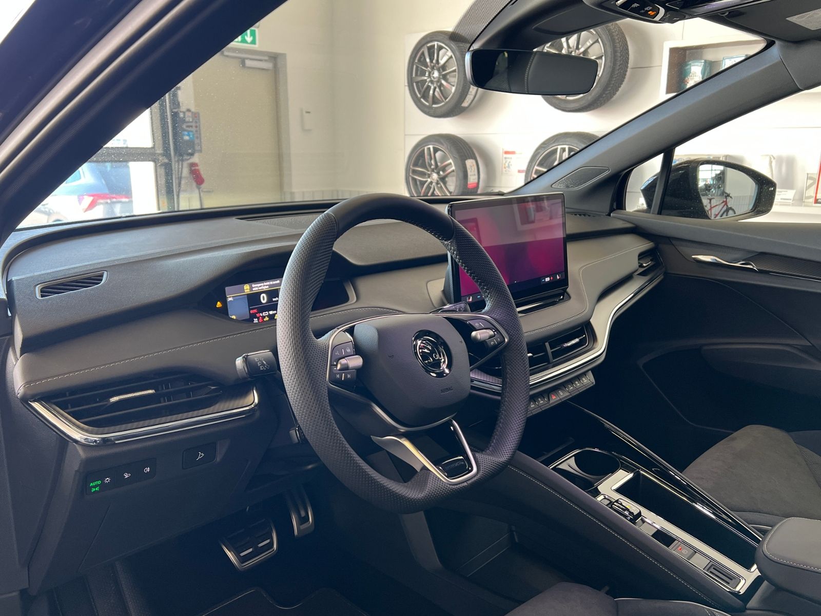 Fahrzeugabbildung SKODA Enyaq 85x Sportline *AHK,Panorama,20"-LM-Felge*