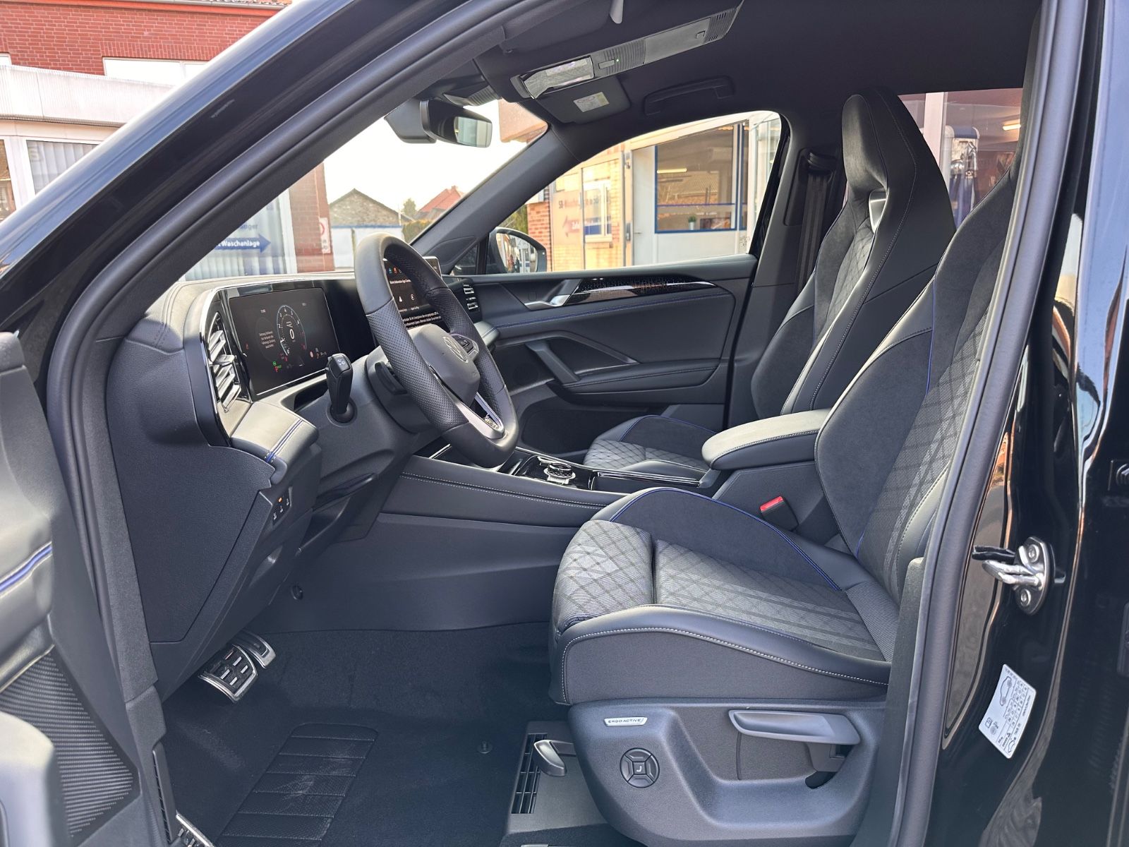 Fahrzeugabbildung Volkswagen Tiguan R-Line 1.5 eTSI AHK/Matrix/Navi/APP/ACC