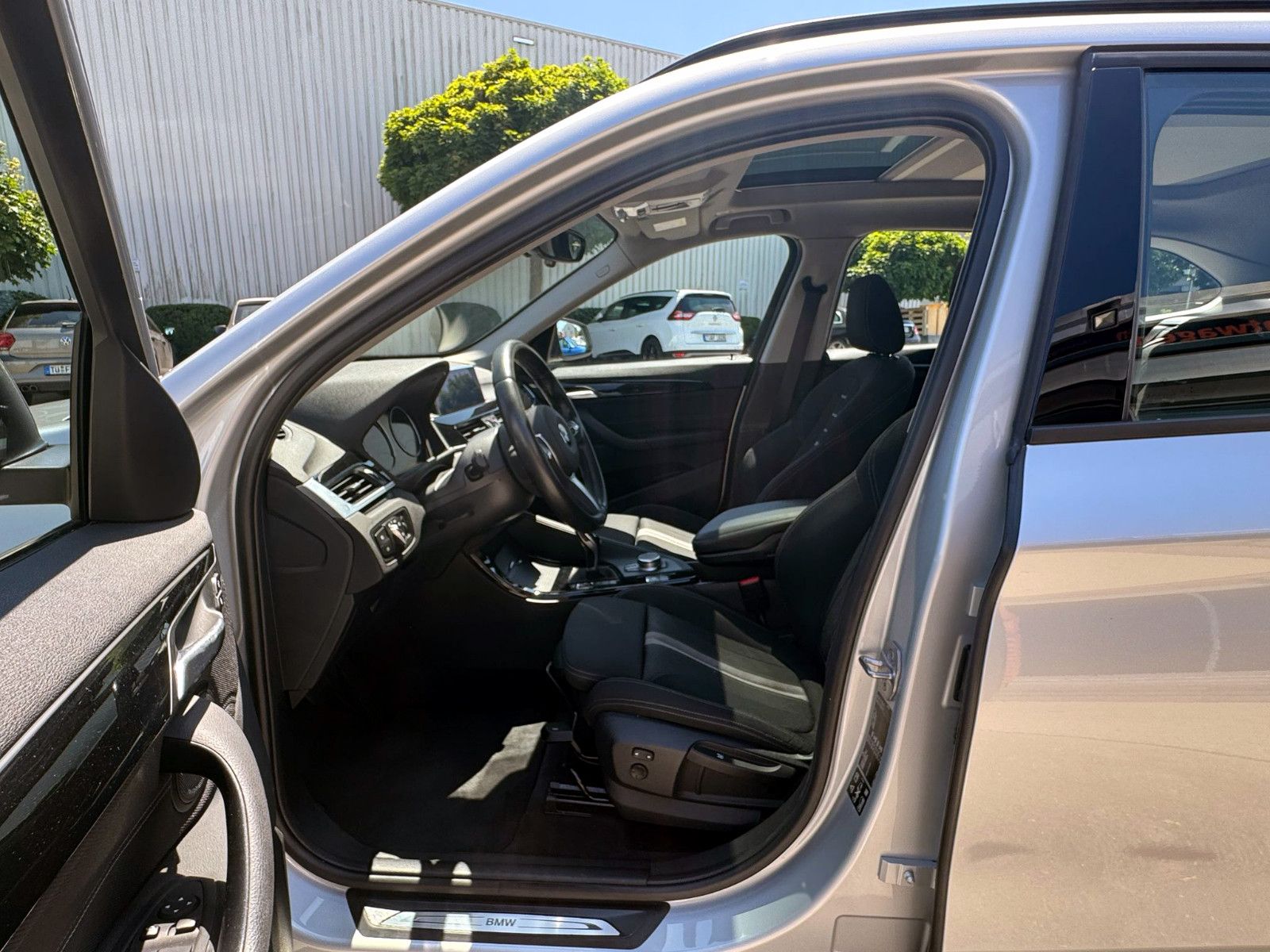 Fahrzeugabbildung BMW X1 xDrive 20i Sport-Line Temp. HUD PANO KAM PDC