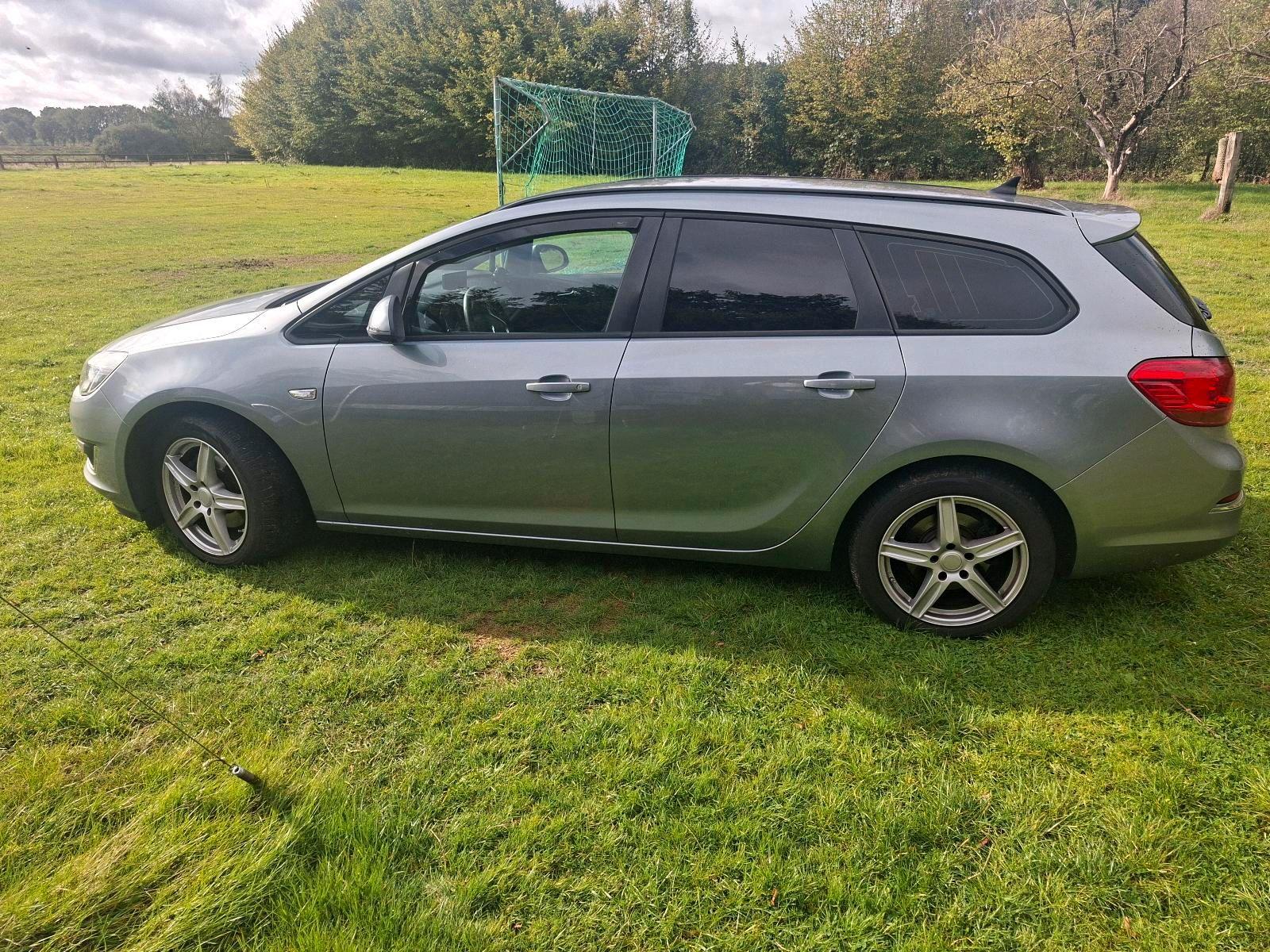 Opel Astra 2013 — вигляд ззаду