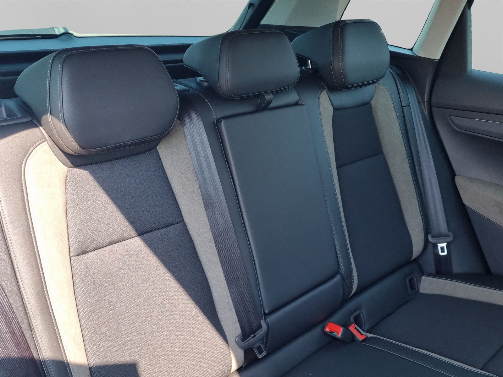 Fahrzeugabbildung SKODA Karoq Balance 2,0 TDI AHK Info 18" Fahrassi+