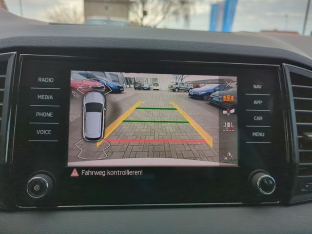 Fahrzeugabbildung SKODA Karoq 1.5 TSI DSG Selection PDC MFL KLIMAAUT SHZ