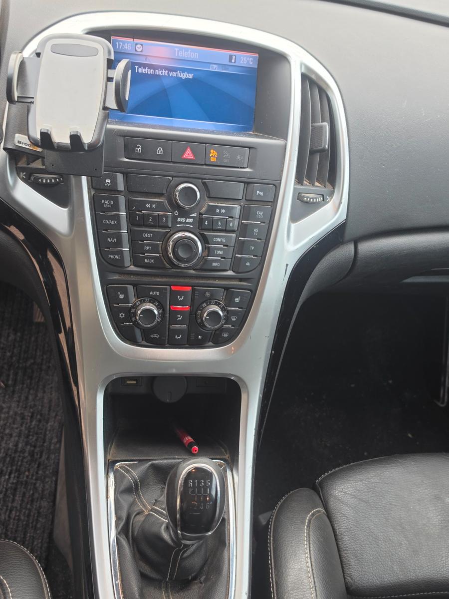 Opel Astra 2011 — photo 11