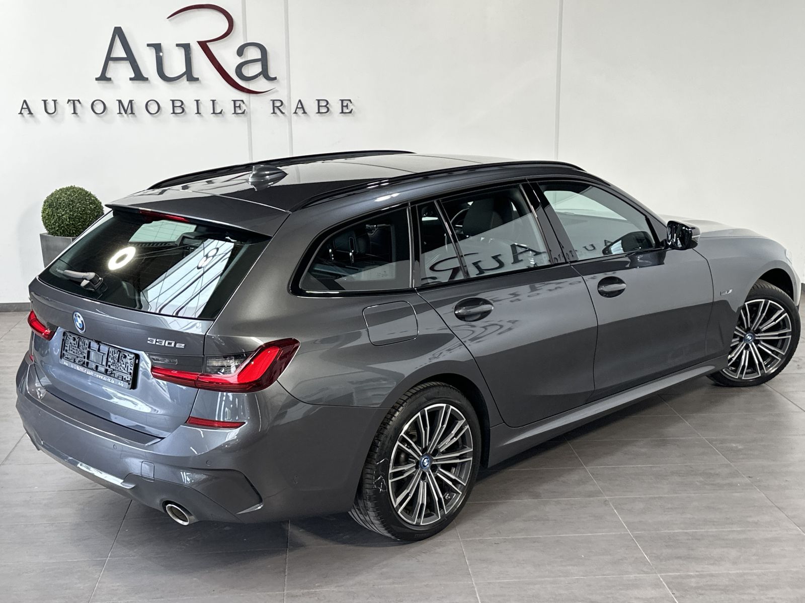 Fahrzeugabbildung BMW 330e Touring xD M-Sport NAV+LASER+PANO+HEADUP+VC