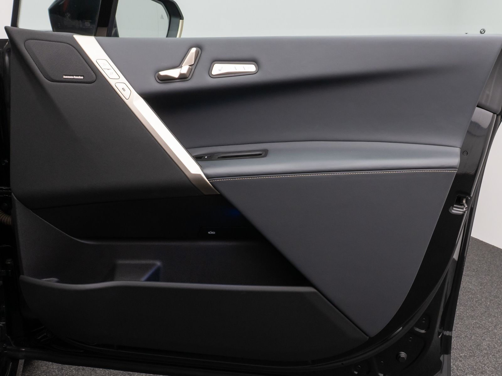 Fahrzeugabbildung BMW iX xD50 Sport 360°H/K DAB SoftCl AHK Komfort 21"