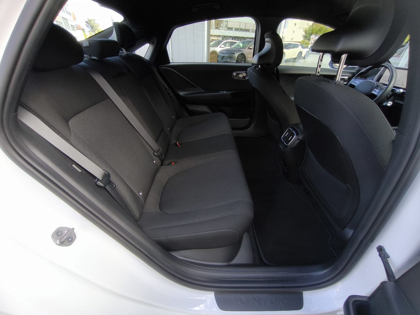 Fahrzeugabbildung Hyundai Ioniq 6 2WD NAVI+LED+SHZ+KAMERA+DAB+PDC+ACC+18"+