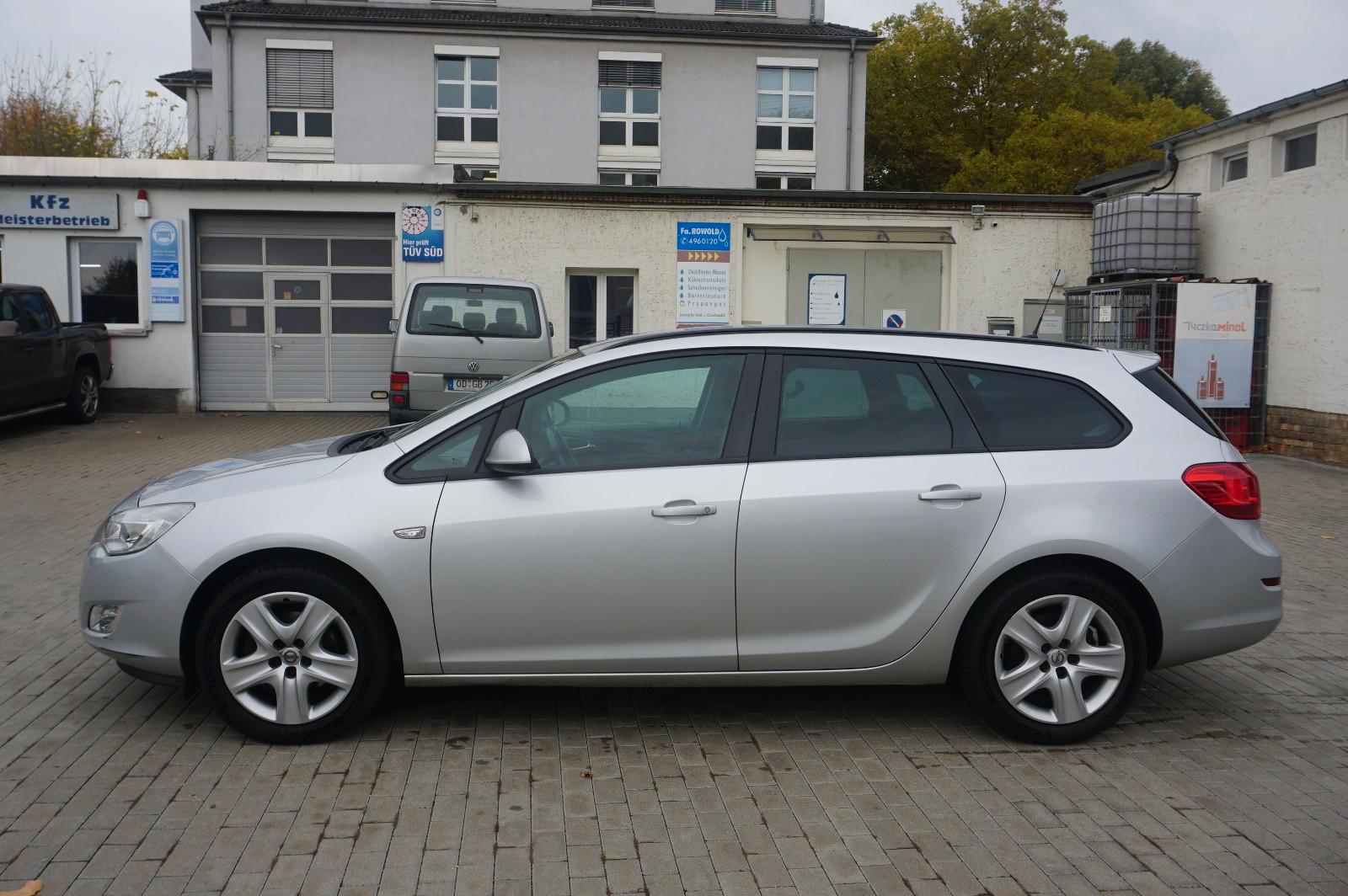 Opel Astra 2011 — вигляд ззаду