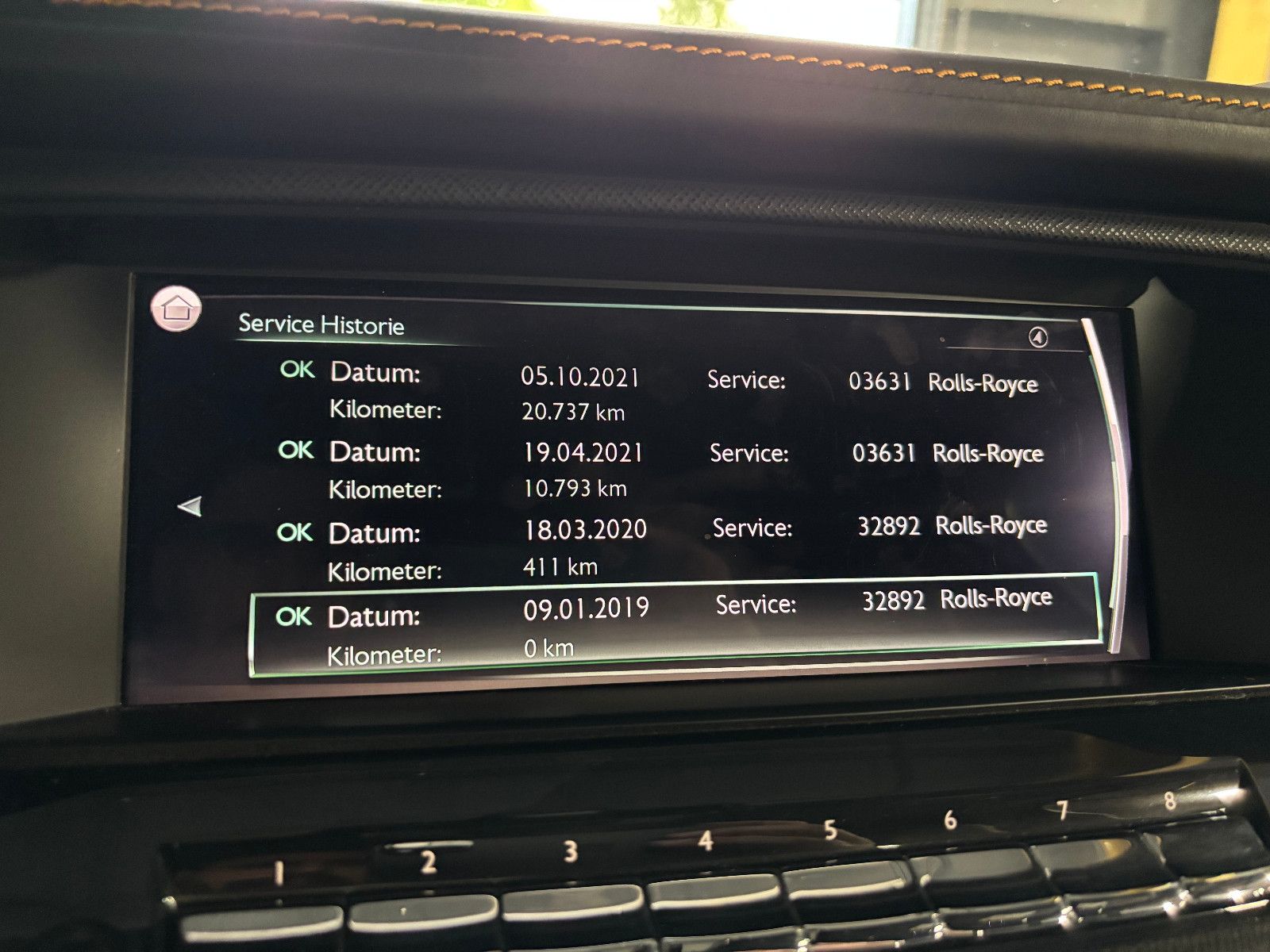 Fahrzeugabbildung Rolls-Royce Cullinan/NOVITEC/WIDEBODY/24''/FOND-TV/STERNEHIM