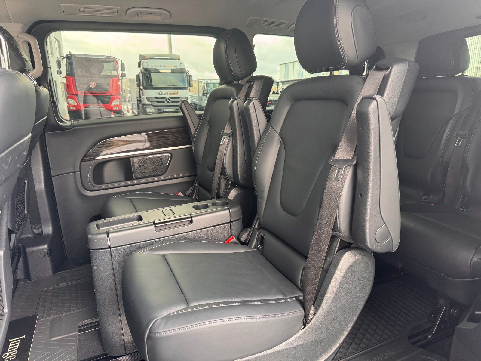 Fahrzeugabbildung Mercedes-Benz V 250 d 4MATIC AVA ED Tisch AHK2,5to DISTRONIC