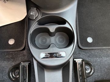 Fahrzeugabbildung Fiat 500 DolceVita MildHybrid Temp DAB Glasdach uvm.