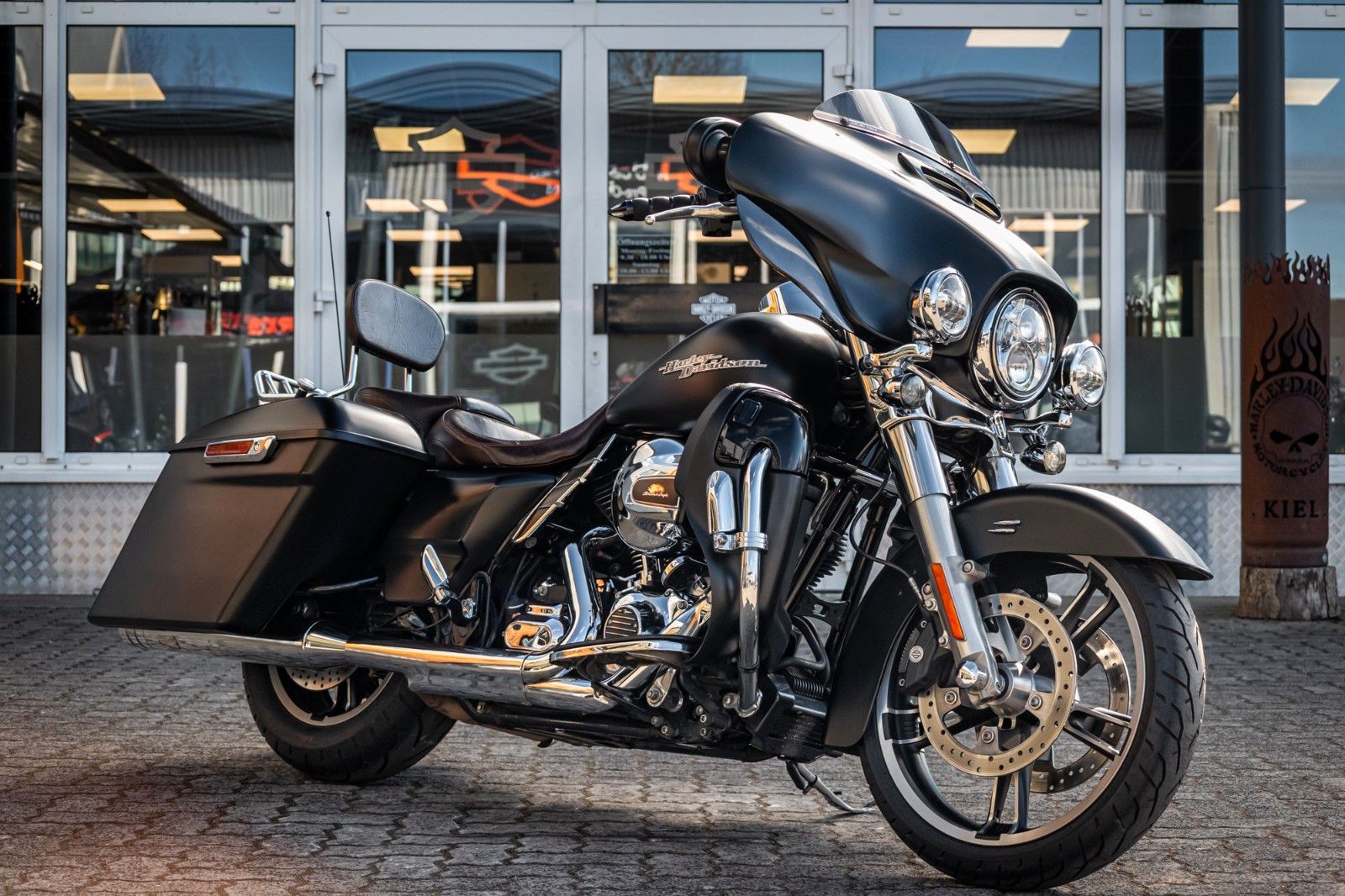 Fahrzeugabbildung Harley-Davidson Street Glide FLHX - JEKILL & HYDE -