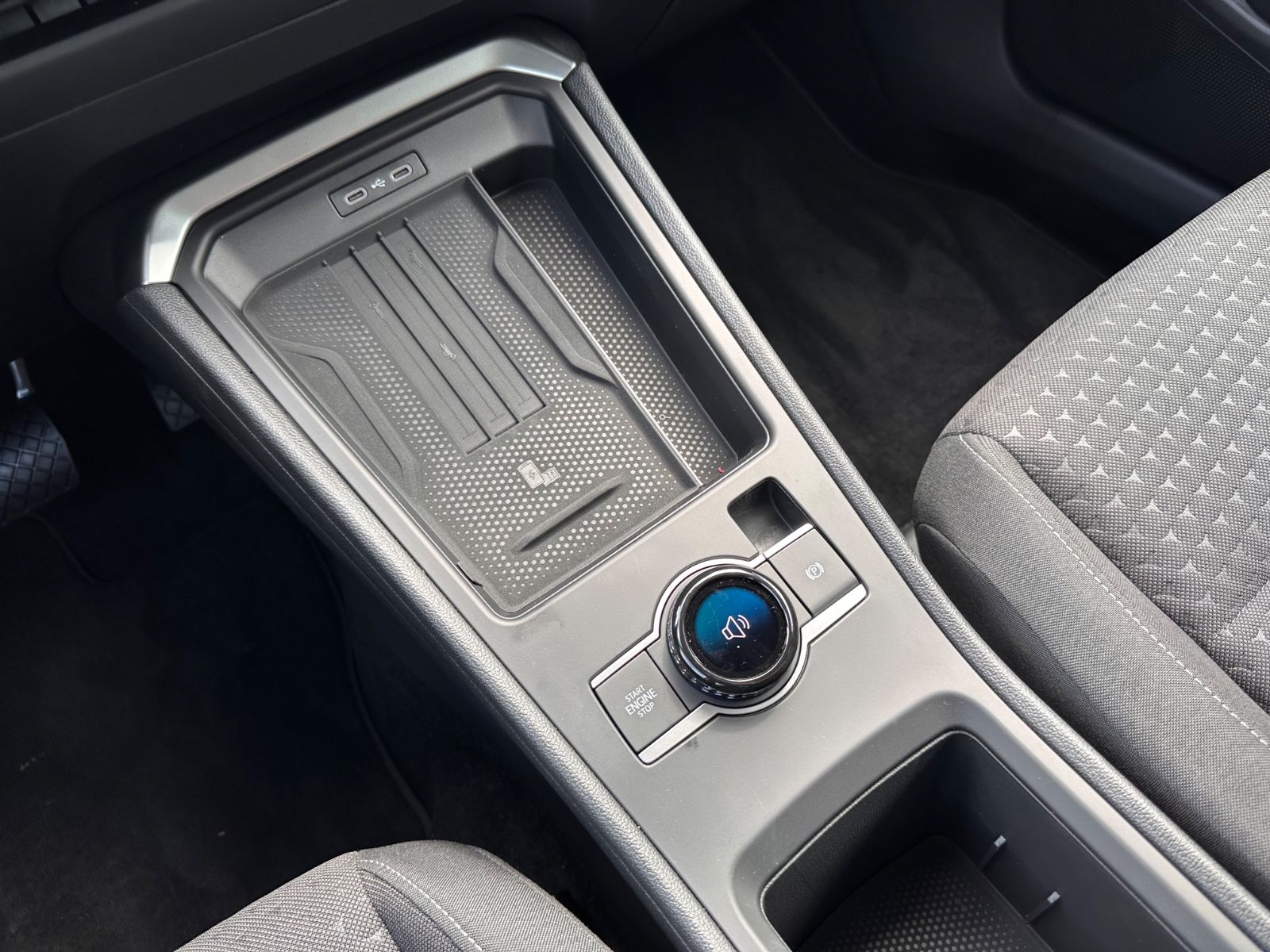 Fahrzeugabbildung Volkswagen T-Roc 1.5 eTSI DSG Life APP/ACC/LED/SHZG/PDC