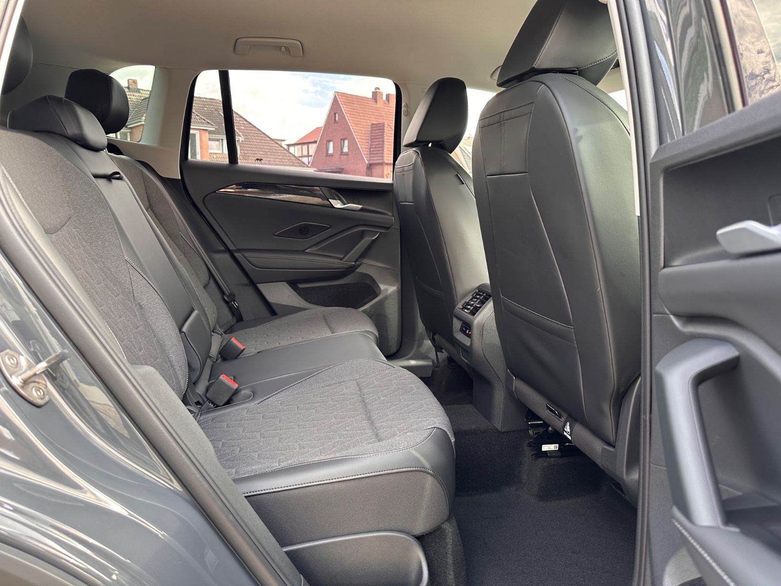 Fahrzeugabbildung Volkswagen Tiguan 1.5 eTSI Life DSG AHK/360°/APP/ACC/Keyles