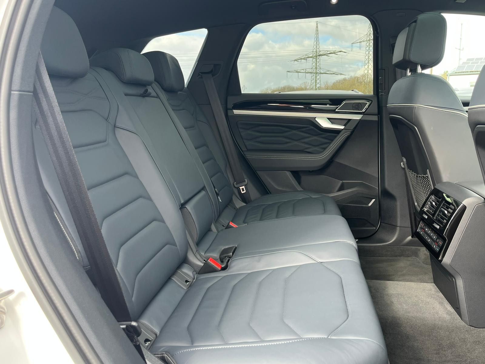 Fahrzeugabbildung Volkswagen Touareg 3.0TDI 4M R-Line VOLL Black 22" UPE 114T