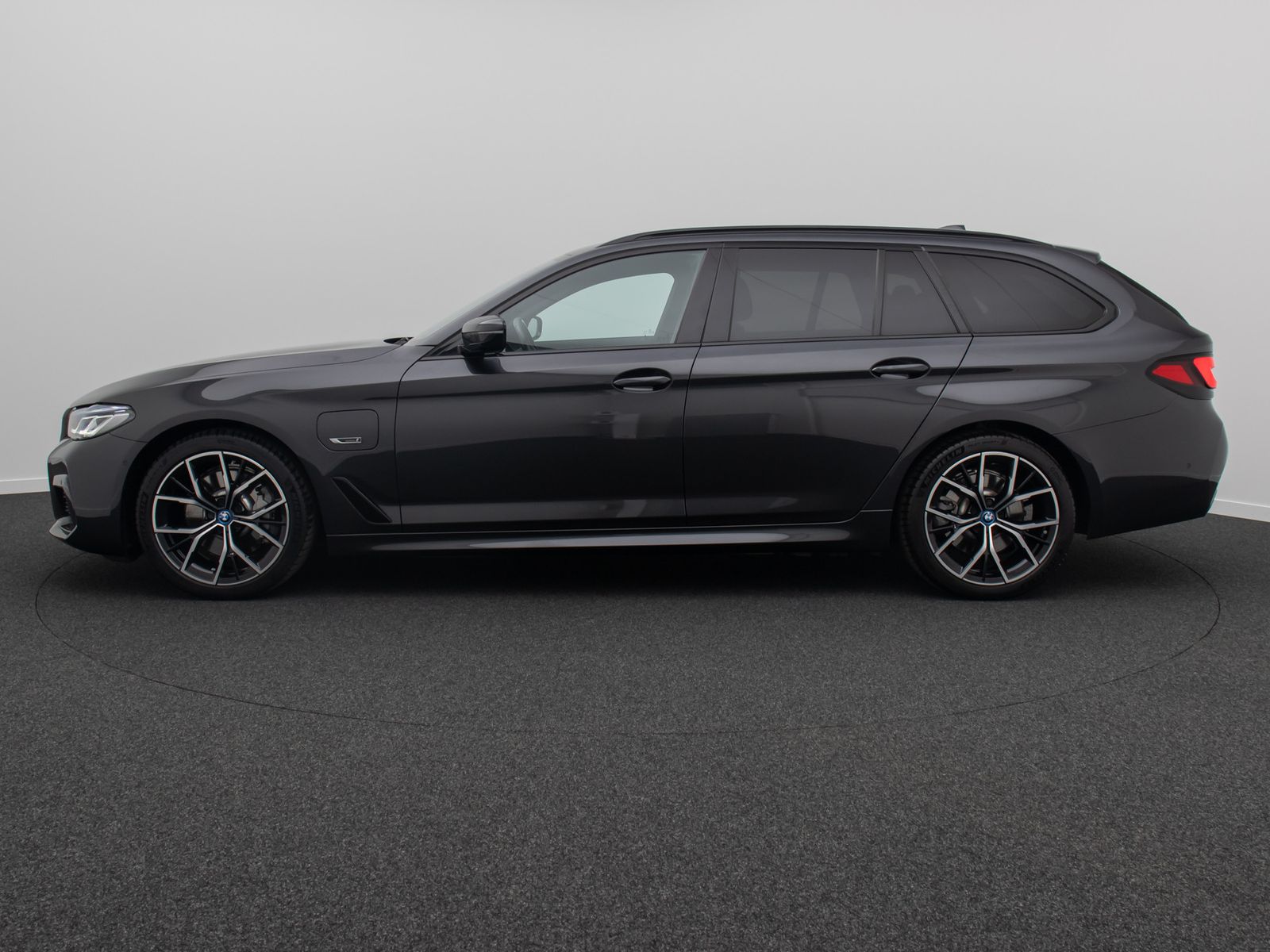 Fahrzeugabbildung BMW 530e M Sport Laser DAB HiFi HUD DispKey Panorama
