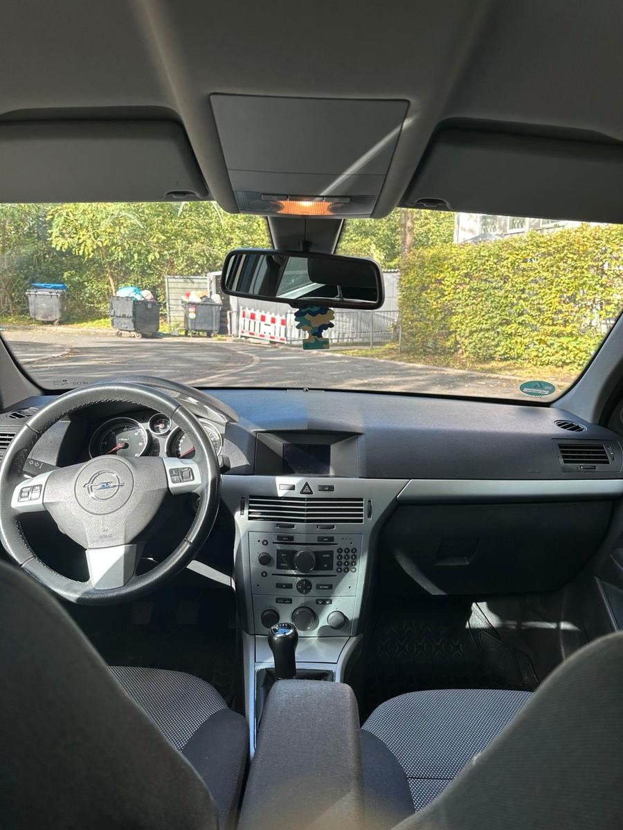 Opel Astra 2009 — photo 12