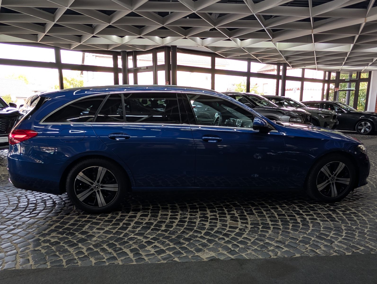 Fahrzeugabbildung Mercedes-Benz C 220 d Avantgarde AHK*MEMO*MBUX*AMBI*BUR*360°