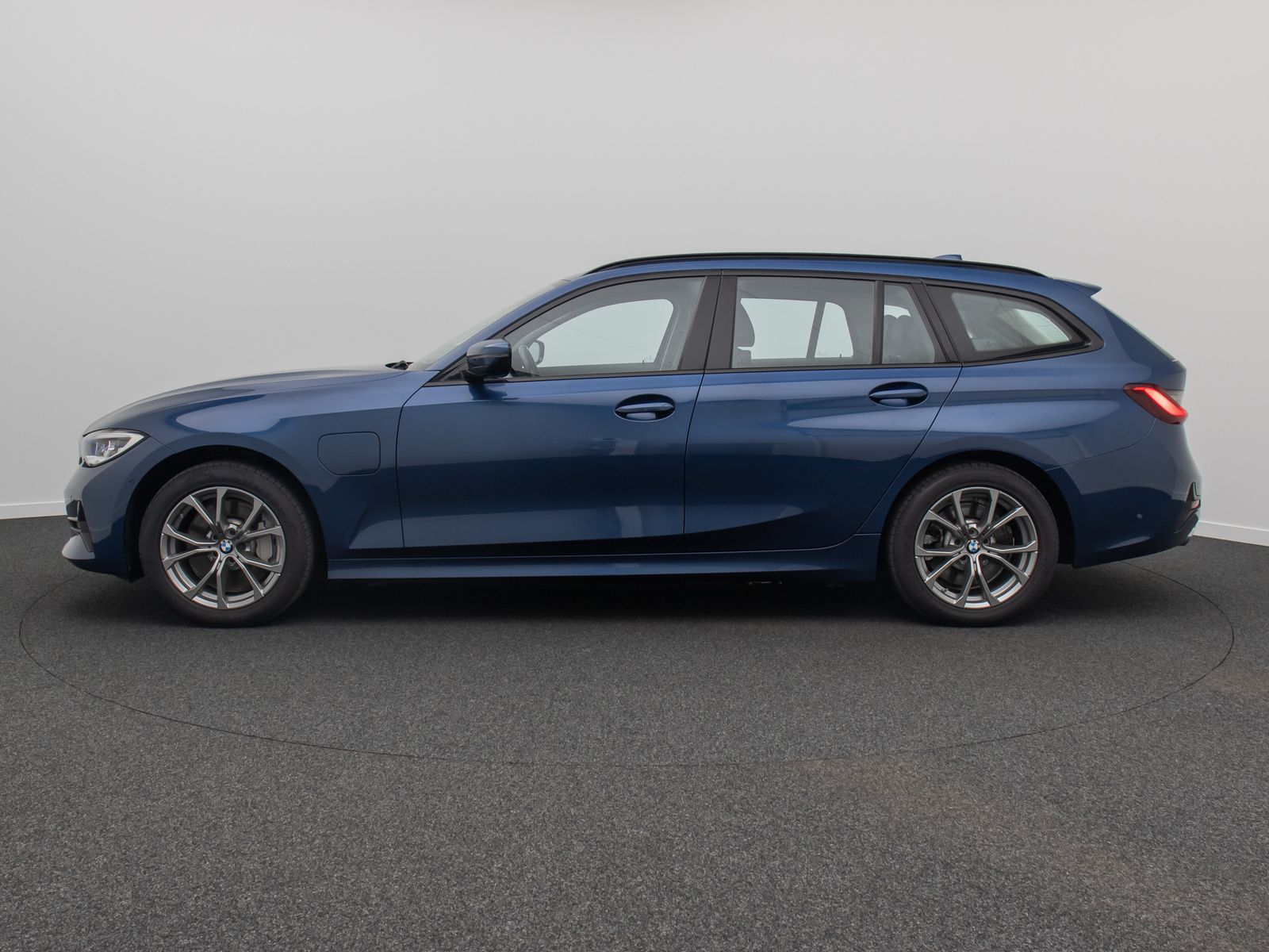 Fahrzeugabbildung BMW 330e  Sport Line Kamera DAB Laser HUD H/K Alarm