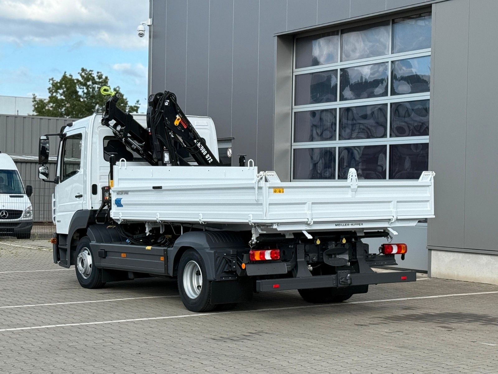 Fahrzeugabbildung Mercedes-Benz 923 Atego Dreiseitenkipper MEILLER HIAB 072 DS2