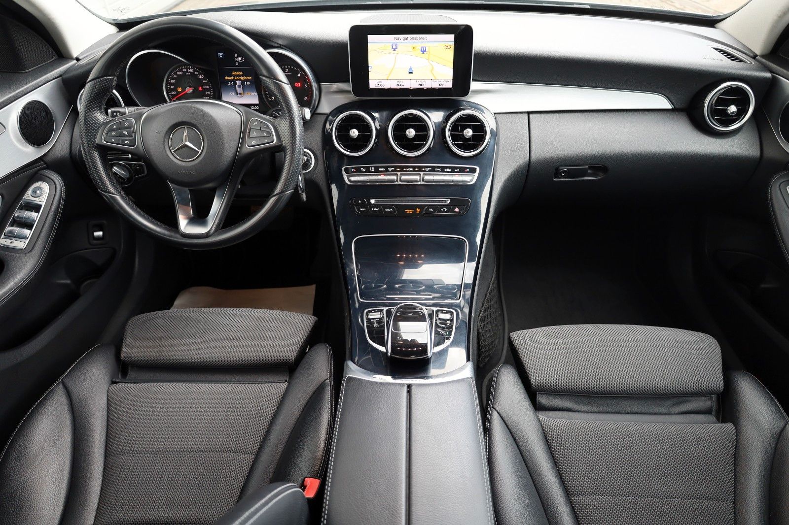 Fahrzeugabbildung Mercedes-Benz Lim. C 220d Avantgarde T.Leder,Navi,SH,PDC