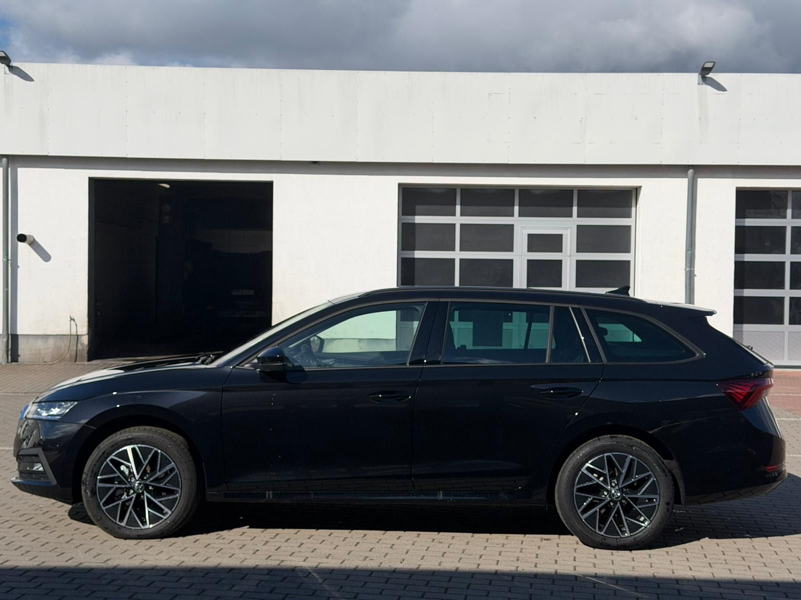 Fahrzeugabbildung SKODA Octavia Combi 2.0 TDI CLEVER *NAVI*ACC*KESSY*BT*