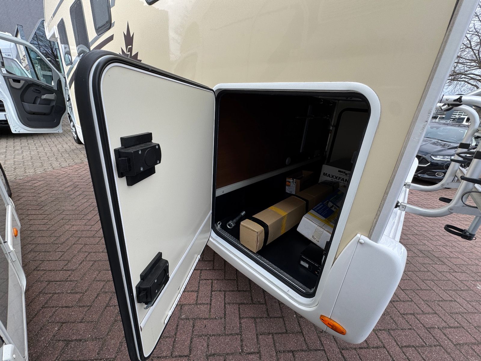 Fahrzeugabbildung Ahorn ALASKA TE PLUS AUTOMATIK SOLAR TV LUFTFEDERUNG
