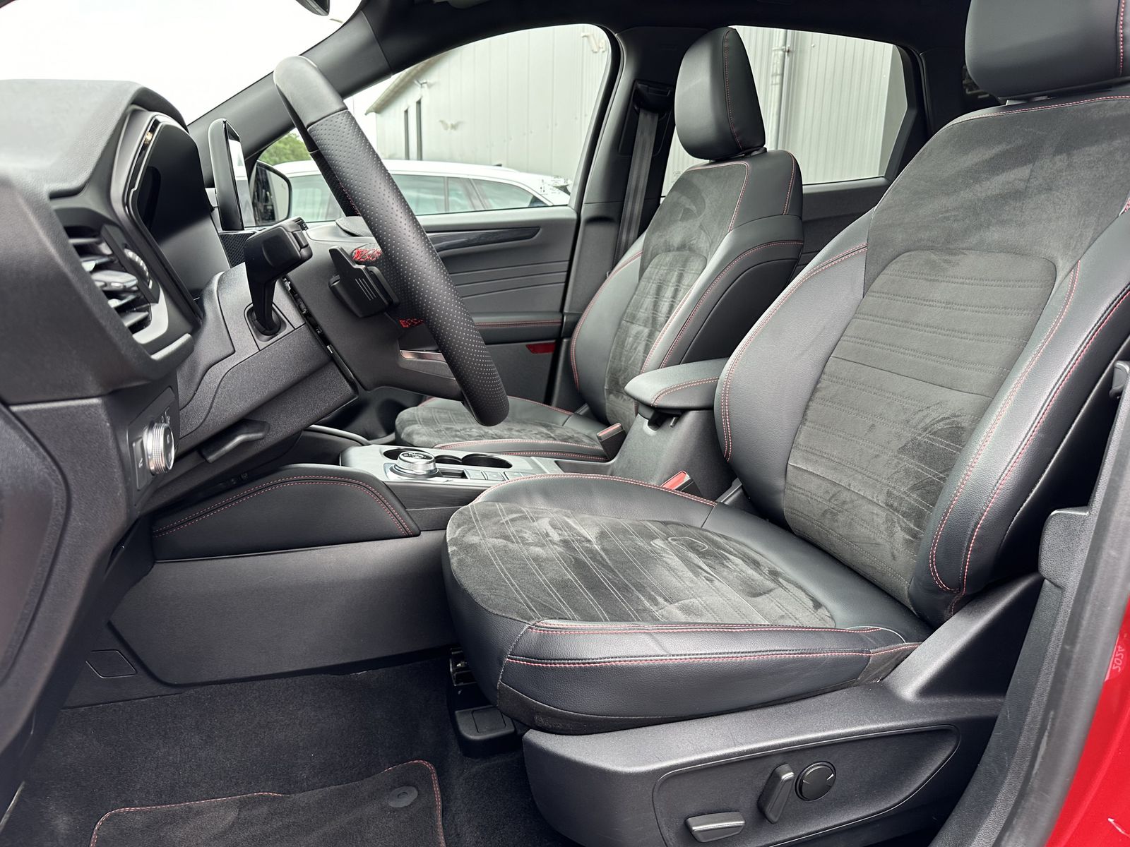 Fahrzeugabbildung Ford Kuga 2.0 EB 4x4 Aut. ST-Line X NAV+LED+PANO+B&O