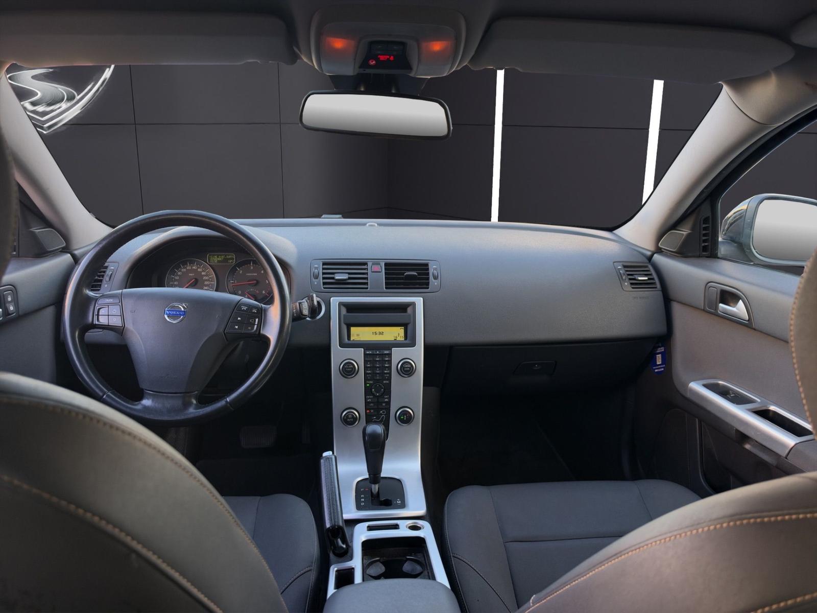 Volvo V50 2010 — photo 13