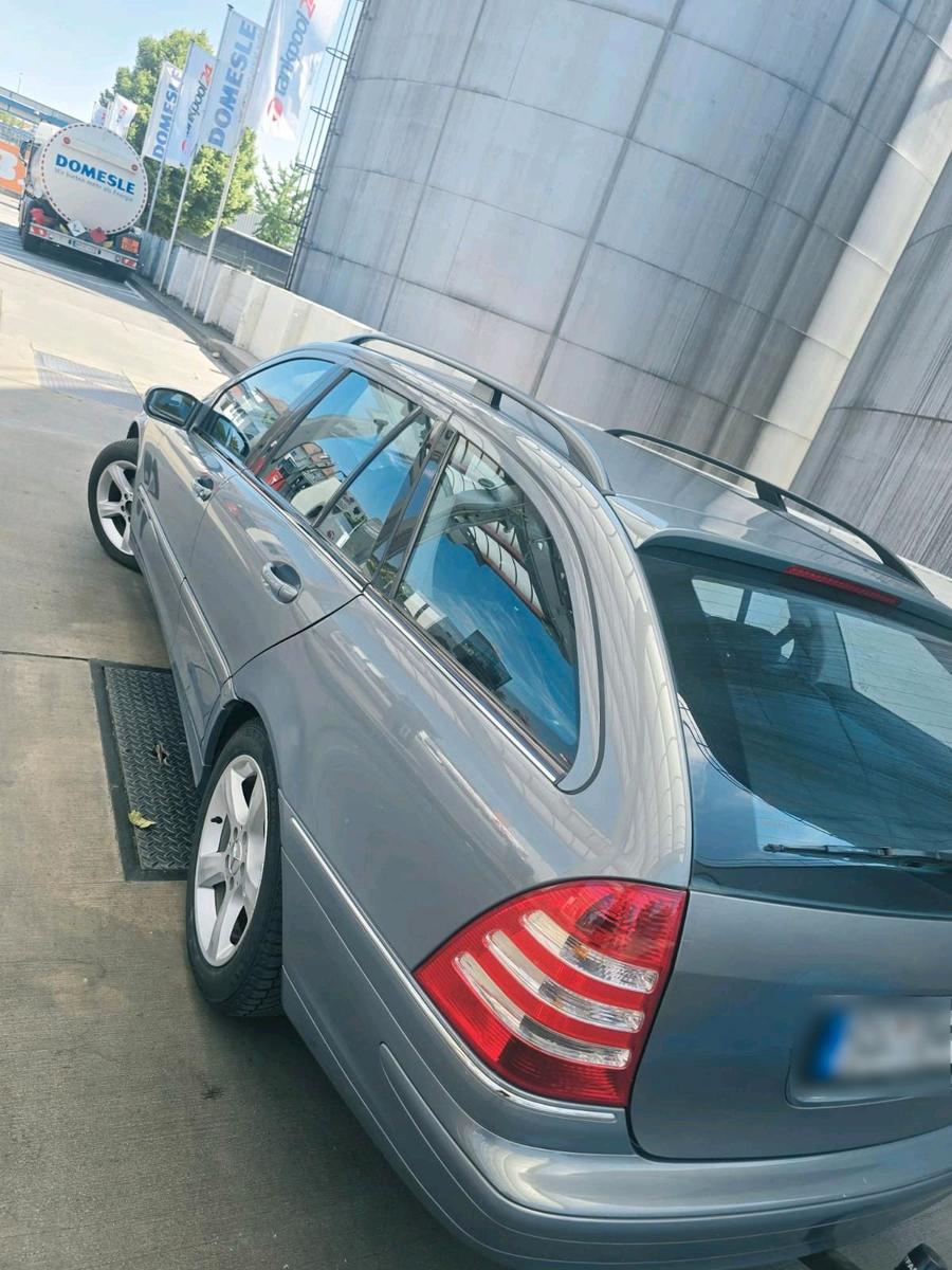 Mercedes-Benz C220 2004 — двигун 150 HP (110kW)