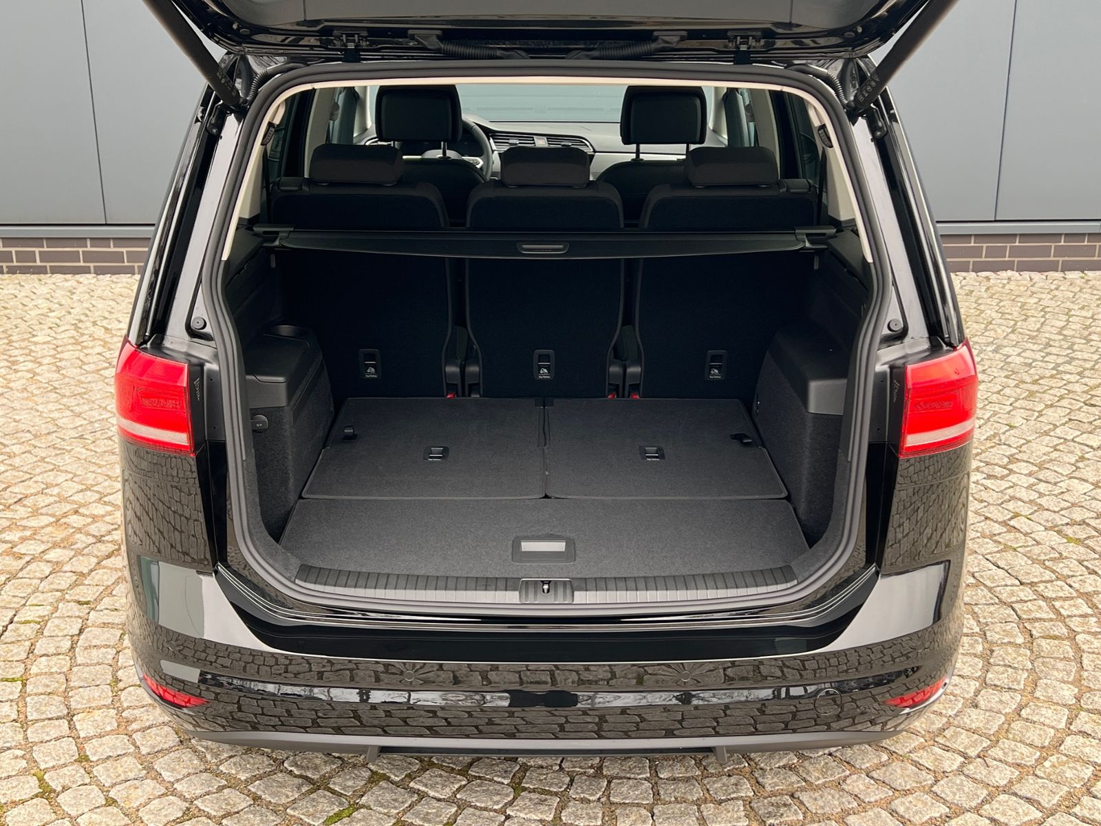 Fahrzeugabbildung Volkswagen Touran Comfortline 1.5 TSI DSG *LED, AHK, 7 Sitz