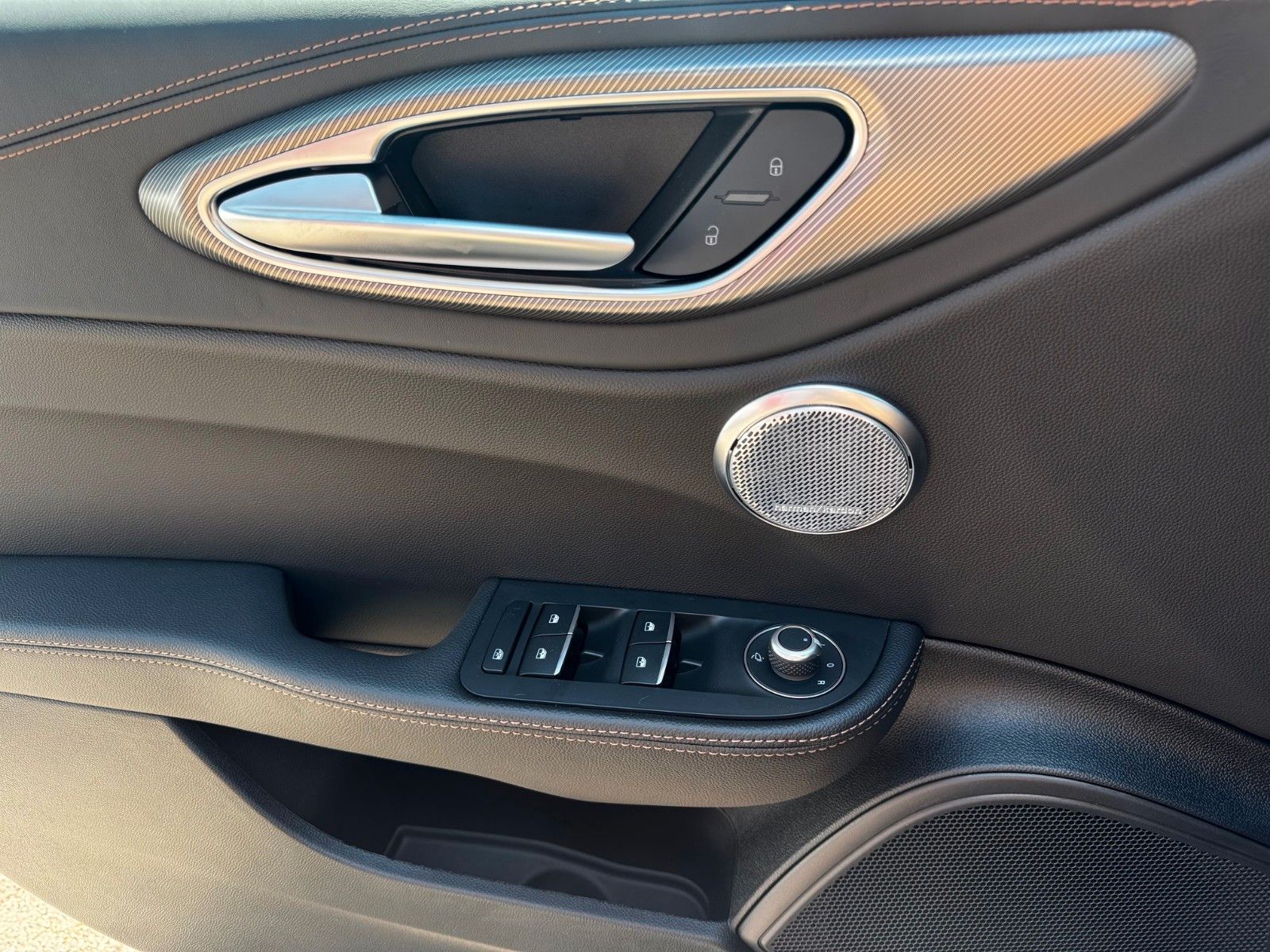 Fahrzeugabbildung Alfa Romeo Giulia INTENSA 2.0 280PS NAVI HARMAN KAM MEMORY