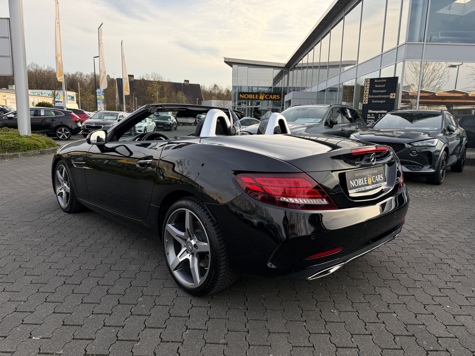 Fahrzeugabbildung Mercedes-Benz SLC 300 9G AMG Line MEMORY LED ACC