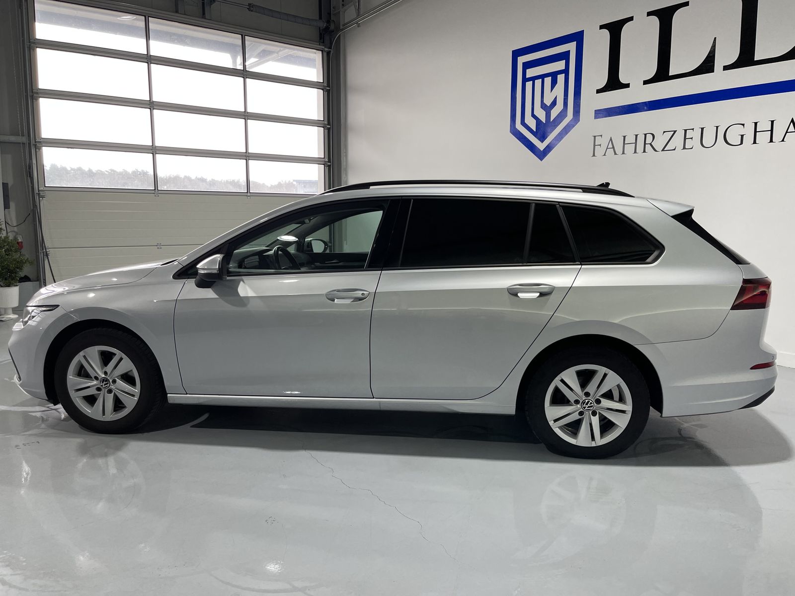 Fahrzeugabbildung Volkswagen Golf Life 2.0 TDI*AHK*LED-Matrix*Cam*ACC*Navi*
