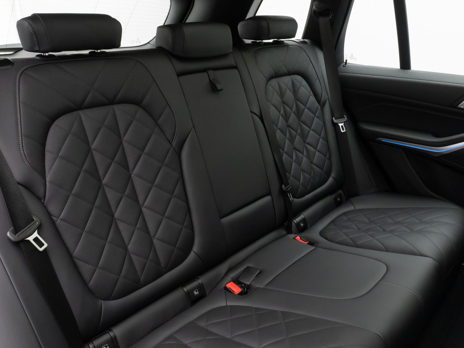 Fahrzeugabbildung BMW X5 xD45e M Sport Panorama HUD HiFi DisKey 22Zoll