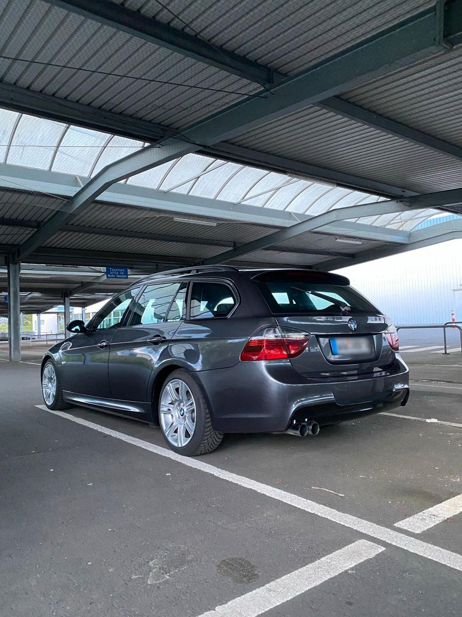 BMW 320 2005 — rear view
