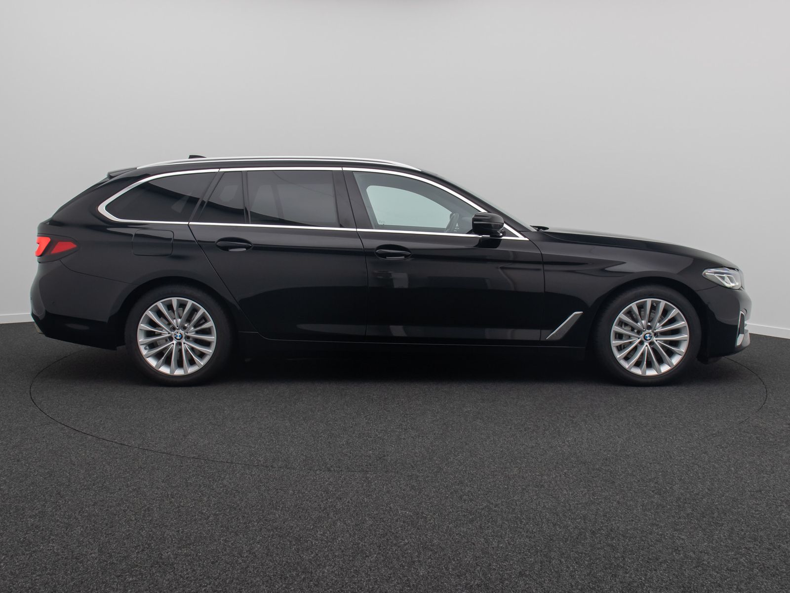 Fahrzeugabbildung BMW 530d Luxury Line HUD Kamera AHK Alarm Laser H/K