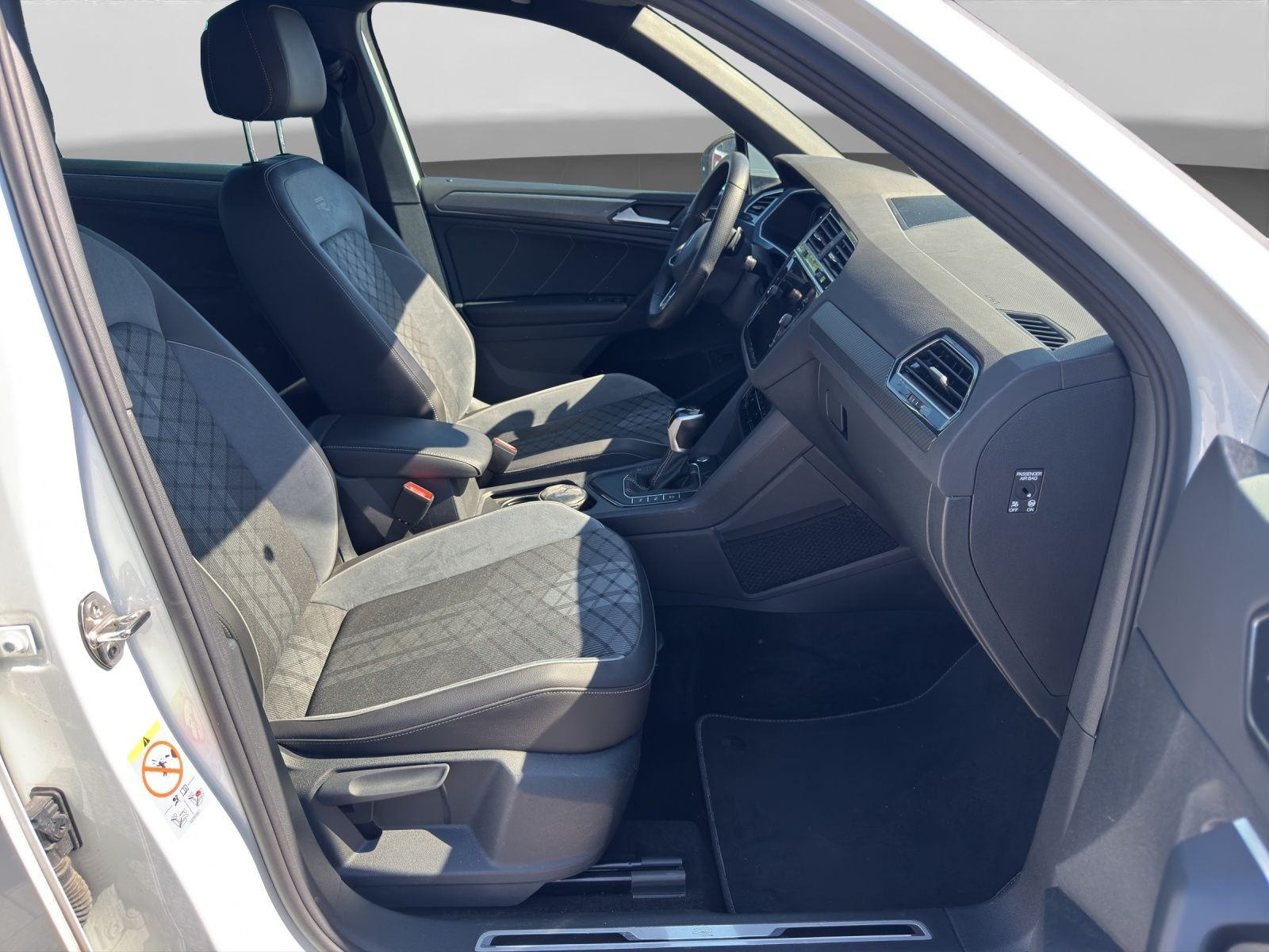 Volkswagen Tiguan 2.0 TDI DSG R-LINE PANO STANDH LM20 H K H foto 4