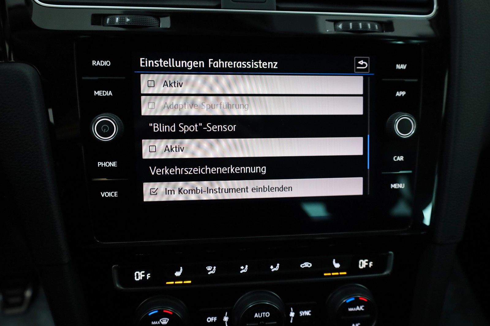 Fahrzeugabbildung Volkswagen Golf VII Lim. IQ.DRIVE BM Navi,SH,ACC,ParkAssist