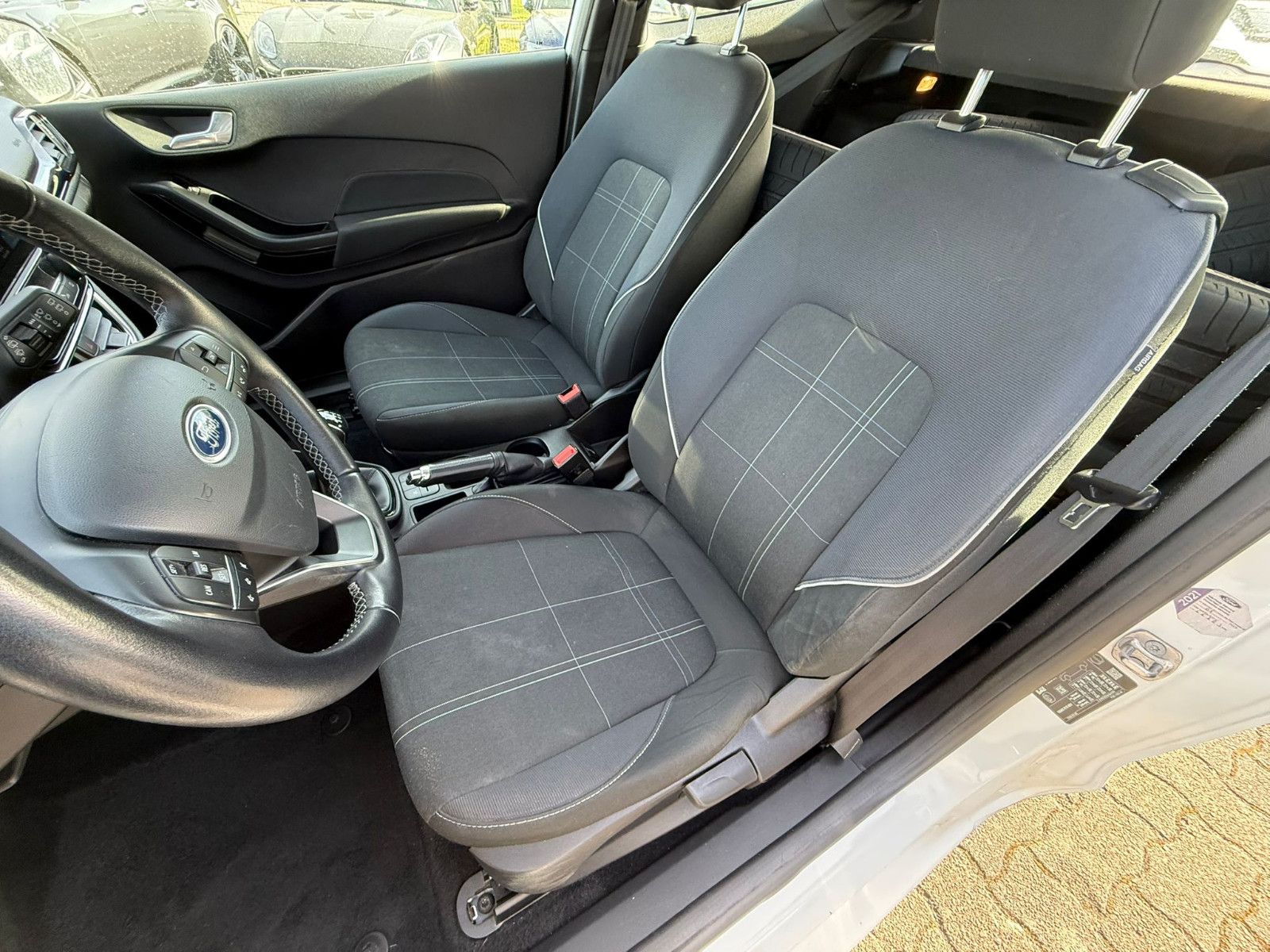 Fahrzeugabbildung Ford Fiesta 1,1i Cool & Connect, Klima, PDC