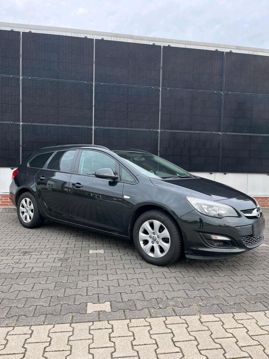 Opel Astra 2014 — rear view