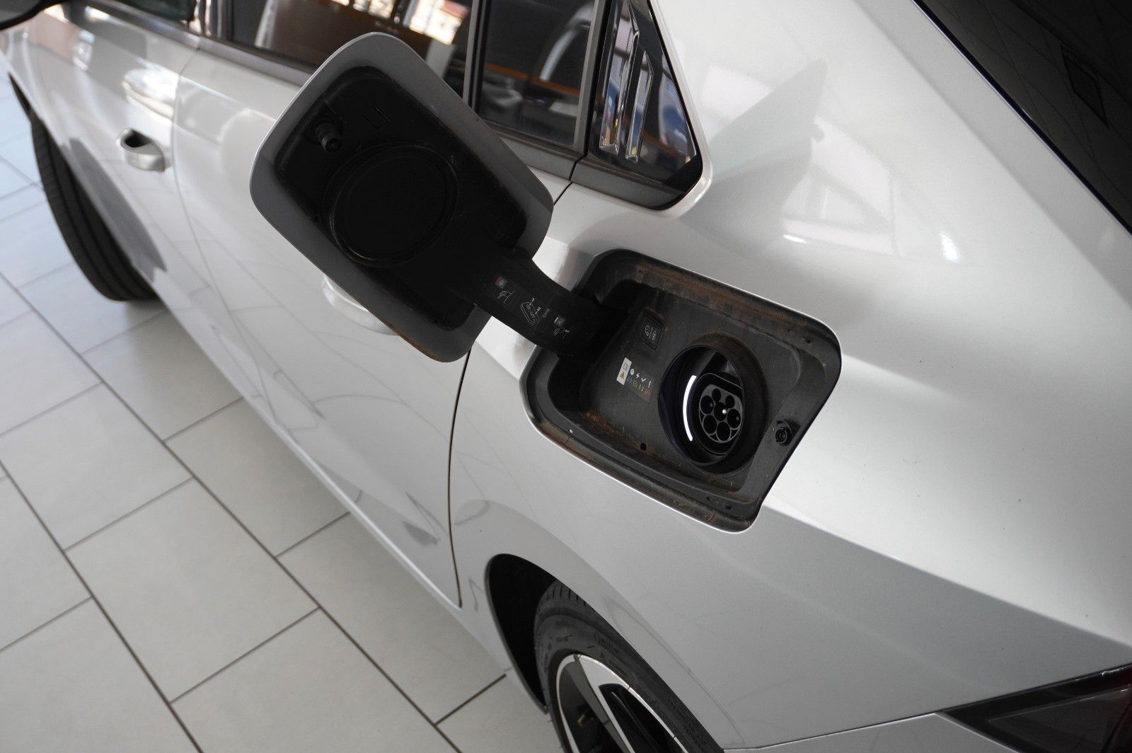 Fahrzeugabbildung Opel Astra L Lim. 1.6 HYBRID GS SPORT NAVI/360°/SPORT