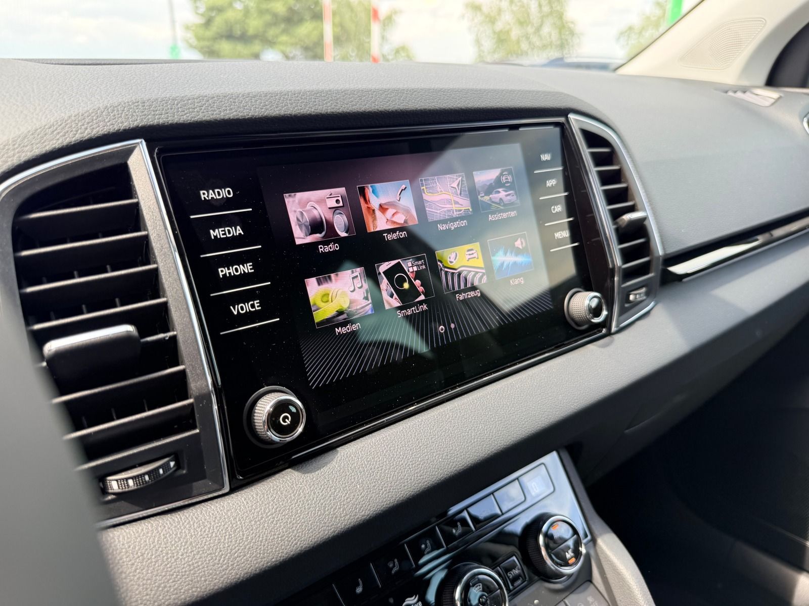 Fahrzeugabbildung SKODA Karoq Tour 1.5 TSI DSG*AHK*360°Cam*behFro*eHeck