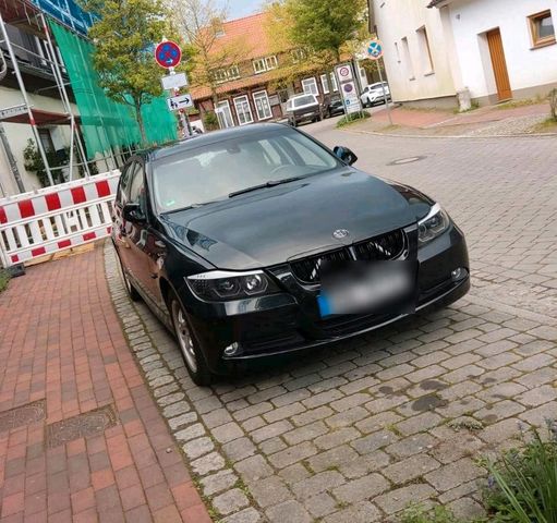 BMW e90 318i (Navi, Apple Carplay, PDC,...)